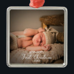 Neugeborenes First Christmas Custom Foto Ornament Aus Metall<br><div class="desc">Einfach liebliches Baby erste Weihnachtsschmuck. Einfach mit Ihren Daten personalisieren. Bitte kontaktieren Sie mich per Chat,  wenn Sie Fragen zum Kunstwerk haben oder eine Anpassung benötigen. BITTE BEACHTEN SIE: Für Unterstützung bei Bestellungen,  Versand,  Produktinformationen usw. wenden Sie sich direkt an den Zazzle Kundenservice https://help.zazzle.com/hc/en-us/articles/221463567-How-Do-I-Contact-Zazzle-Customer-Support-.</div>