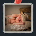 Neugeborenes First Christmas Custom Foto Ornament Aus Metall<br><div class="desc">Einfach liebliches Baby erste Weihnachtsschmuck. Einfach mit Ihren Daten personalisieren. Bitte kontaktieren Sie mich per Chat,  wenn Sie Fragen zum Kunstwerk haben oder eine Anpassung benötigen. BITTE BEACHTEN SIE: Für Unterstützung bei Bestellungen,  Versand,  Produktinformationen usw. wenden Sie sich direkt an den Zazzle Kundenservice https://help.zazzle.com/hc/en-us/articles/221463567-How-Do-I-Contact-Zazzle-Customer-Support-.</div>