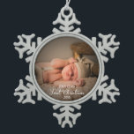 Neugeborenes First Christmas Custom Foto Schneeflocken Zinn-Ornament<br><div class="desc">Einfach liebliches Baby erste Weihnachtsschmuck. Einfach mit Ihren Daten personalisieren. Bitte kontaktieren Sie mich per Chat,  wenn Sie Fragen zum Kunstwerk haben oder eine Anpassung benötigen. BITTE BEACHTEN SIE: Für Unterstützung bei Bestellungen,  Versand,  Produktinformationen usw. wenden Sie sich direkt an den Zazzle Kundenservice https://help.zazzle.com/hc/en-us/articles/221463567-How-Do-I-Contact-Zazzle-Customer-Support-.</div>