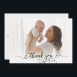 Neugeborenes Foto Moderne Kalligraphie Vielen Dank Dankeskarte<br><div class="desc">Einfache moderne Elegant Calligraphy Script Foto Neuborn Baby Vielen Dank für Ihre Geburtsankündigung Karte. Enthält einen wunderschönen "Dankeschön"-Text in einem handgeschriebenen Kalligrafie-Overlay-Skript von swash Schwanz Schriftart Foto. Vorgefertigte persönliche Nachricht auf der Rückseite in Schwarz/Weiß. Ideal für ein kleines Mädchen oder einen kleinen Jungen. Einfach mit Ihrem Baby Foto und Details...</div>