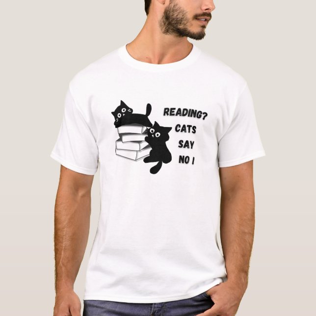 Neugierige Black Cat Peeking Buchstapel Kunst T-Shirt (Vorderseite)