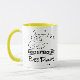 Neugierige Katze, die von Bass-Spielern leicht abg Tasse