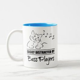 Neugierige Katze, die von Bass-Spielern leicht abg Zweifarbige Tasse