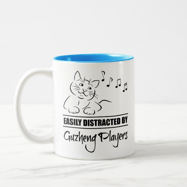 Neugierige Katze, die von Guzheng-Spielern leicht  Zweifarbige Tasse (Links)