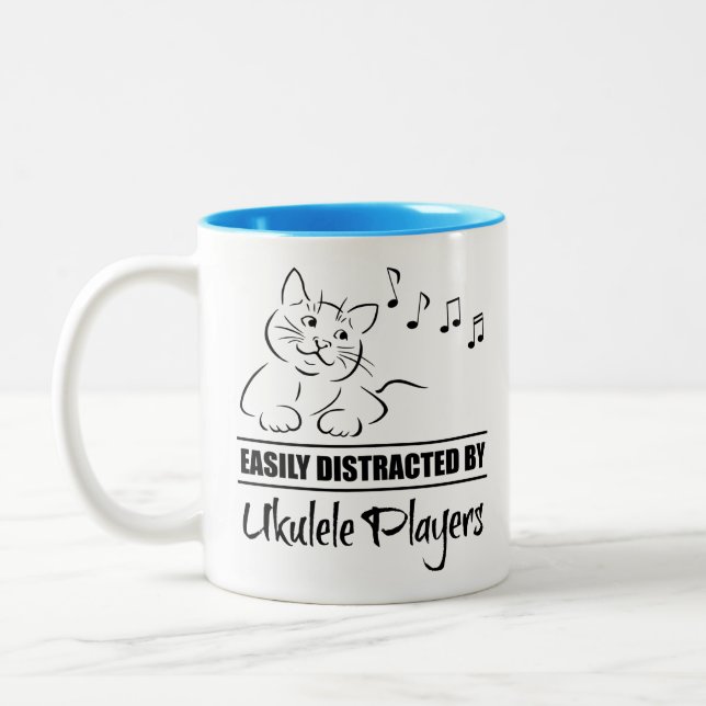 Neugierige Katze leicht abgelenkt von den Zweifarbige Tasse (Links)