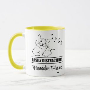 Neugierige Katze, leicht abgelenkt von Mandolin-Sp Tasse
