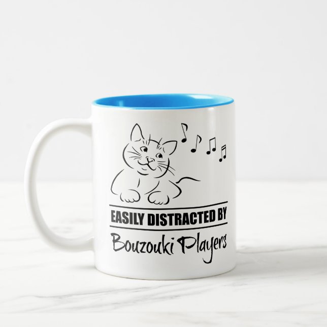 Neugierige Katze leicht von Bouzouki-Spielern abge Zweifarbige Tasse (Links)