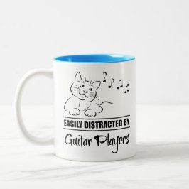 Neugierige Katze, leicht von Gitarrenspielern abge Zweifarbige Tasse