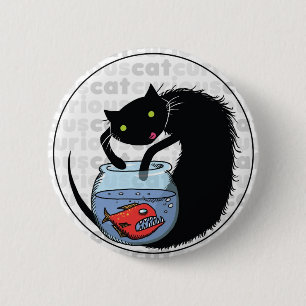 Neugierige Katze mit Piranha Button