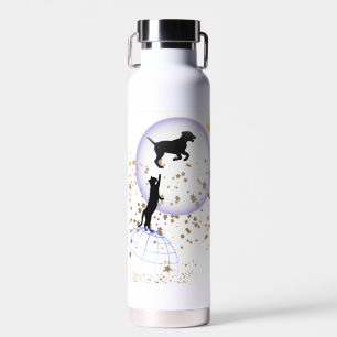 Neugierige Katze und Laufhund Trinkflasche