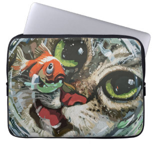 Neugierige Katze und vorsichtiger Goldfish Laptopschutzhülle