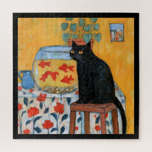 Neugierige schwarze Katze beobachtet Fischglas