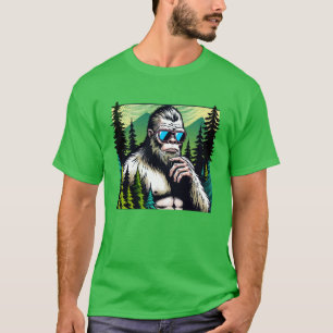 Neugieriger Bigfoot mit Sonnenbrille Verstecken in T-Shirt