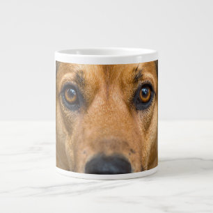Neugieriger Hund beim Beobachten Jumbo-Tasse