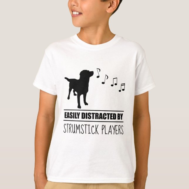 Neugieriger Hund, der von Strumstick-Spielern abge T-Shirt (Vorderseite)