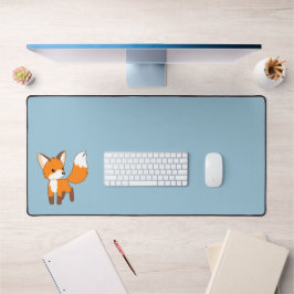 Neugieriger Little Fox auf blau Schreibtischunterlage