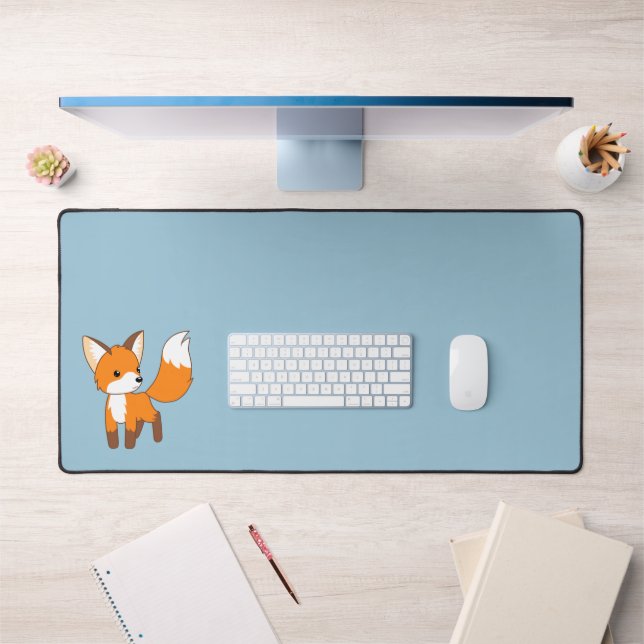 Neugieriger Little Fox auf blau Schreibtischunterlage (Büro 1)