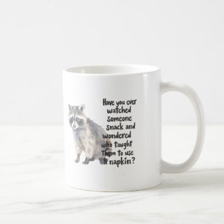 Neugieriger Waschbär mit lustigem Zitat über Snack Kaffeetasse
