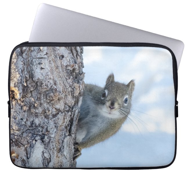 Neugieriges Eichhörnchen, das von einem Baum herbe Laptopschutzhülle (Vorderseite)