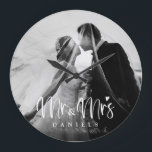 Neulich romantische moderne Personalisierte Großuh Große Wanduhr<br><div class="desc">Dieses stilvolle Uhrwerk bietet Ihnen Ihr bestes Foto für Hochzeiten,  mit eleganter,  handgeschriebener Schrift-Typografie "mr und mrs" und einem Platz,  um Ihren Familiennamen hinzuzufügen. Ein perfektes Geschenk für Hochzeiten,  Jubiläen etc.</div>