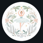Neun Damen tanzen 12 Tage Niedliches Weihnachtsvol Runder Aufkleber<br><div class="desc">Neun Damen tanzen. Niedliche Festtage "12 Tage Weihnachten" Illustration. Karo für passende Produkte in meinem Shop. Behalt alle im selben Stil. Personalisieren, bestellen, empfangen, genießen und zurückkommen! Am zwölften Weihnachtsfeiertag schickte mir meine wahre Liebe: Zwölf Trommler trommeln, elf Piper, zehn Lords a-leaping, neun Damen tanzen, acht a-melken, sieben Schwäne a-Schwimmen,...</div>