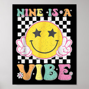 Neun ist ein Vibe 9. Geburtstag Groovy LächelGesic Poster