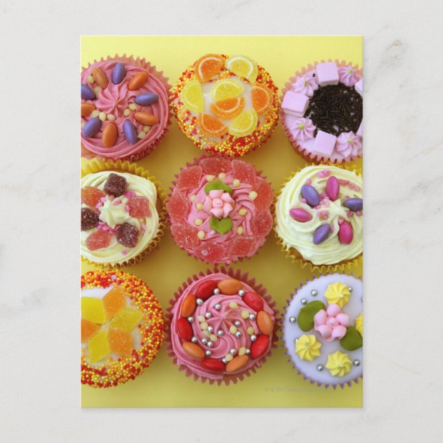 Neun Kuchen, jedes mit Süßigkeiten in einem Postkarte (Vorderseite)