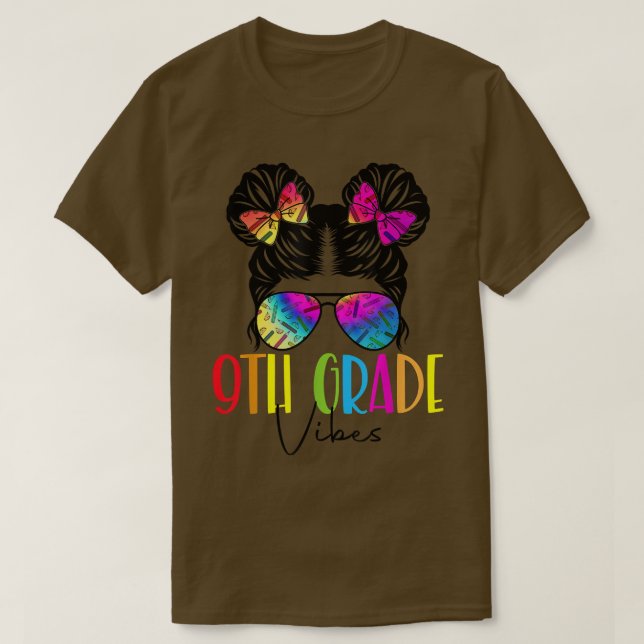 Neunter Grade Vibes Messy Bun Haargummi Dye 9. T-Shirt (Design vorne)