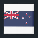 Neuseeländische Flagge Magnet<br><div class="desc">Die Nationalflagge Neuseelands basiert auf dem britischen Blue Ensign - einem blauen Feld mit der Union Jack im Kanton oder in der oberen Ecke - mit vier roten Sternen,  die innerhalb von vier weißen Sternen zentriert sind und die Konstellation des Südkreuzes darstellen</div>