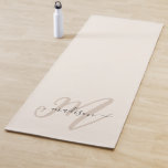 Neutral Beige Boho Script Monogram und Name Yogamatte<br><div class="desc">Ein boho-stylisches Design mit dem Monogramm-Initial in einem großen Script-Schriftart in neutraler Farbe mit Ihrem Namen in einem handgeschriebenen, kohlegrauen Schriftart auf beigem Hintergrund. Das Design ist stilvoll und attraktiv und alles über Sie! Es ist eine großartige Wahl für Yoga, Pilates und andere Fußbodenübungen. Personalisieren Sie mit Ihrem Namen und...</div>