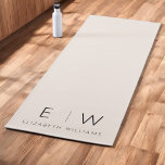 Neutral Elegant Moderner Minimalistischer Monogram Yogamatte<br><div class="desc">Erhöhen Sie Ihre Yogapraxis mit unserer klassischen Elegant Moderne Minimalistische Monogram Yoga Mat. Diese sorgfältig entworfene Matte verbindet zeitlose Eleganz mit zeitgemäßem Minimalismus und schafft so einen ruhigen Raum für Geist und Körper. Diese Yogamat, die mit Präzision und Liebe zum Detail gestaltet wurde, ist mehr als nur ein praktisches Accessoire;...</div>
