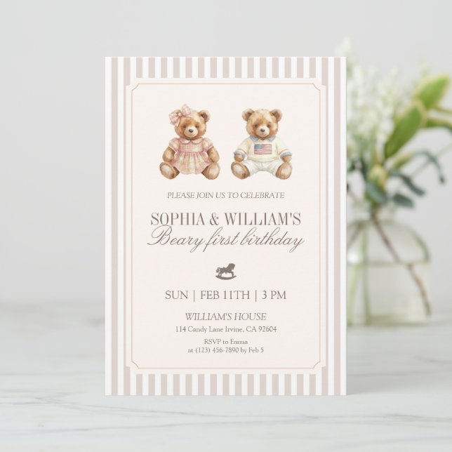 Neutral Twin Beary First Birthday Teddy Bear Einladung (Stehend Vorderseite)