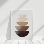 Neutrale Abstrakt gestapelte Bowls Minimalistische Poster<br><div class="desc">Mit dieser neutralen, abstrakt gestapelten Wandkunst bringen Sie Ausgeglichenheit und erdige Eleganz in Ihren Raum. Das minimalistische Design besteht aus einer Reihe von halbkreisförmigen "Schüssel"-Formen, die in einem harmonischen vertikalen Stapel angeordnet sind und von reichhaltigem Kaffeebräunen am Boden zu weichem Beige am oberen Ende übergehen. Die warme braune Farbpalette schafft...</div>