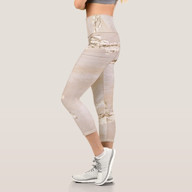 Neutraler goldener Hintergrund Capri Leggings (Links)