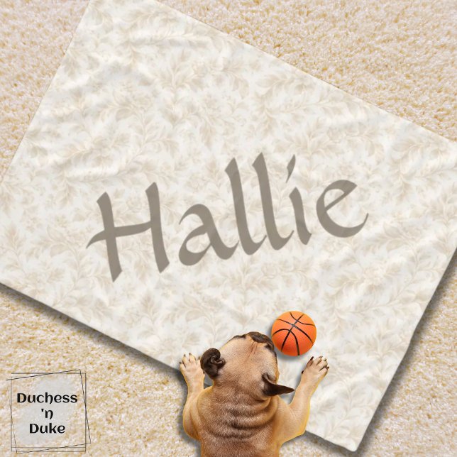 Neutrales botanisches Blumen-Print-Design Haustier Fleecedecke (dog blanket with ivory botanical design on carpet and small dog playing with toy basketball)