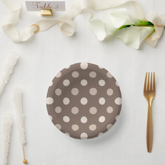 Neutrales Erdbraun-Polka-Punkte-Design  Pappteller (Hochzeit)