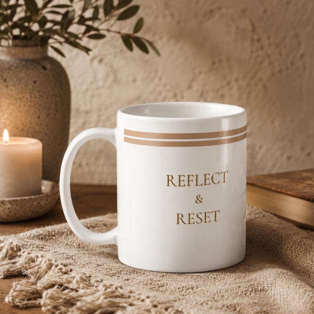 Neutrales Reset-Zitat Classic-Mug, 11 oz Kaffeetasse (Reflect and reset with every sip in soft beige and white minimalist lettering)