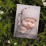 Neutronenweißnamenssignatur Skript Neues Baby-Foto Ankündigung<br><div class="desc">personalisiert mit einem großen Foto auf dem Cover und drei weiteren Fotos auf dem Rücken. Der Name Ihres Babys in einem weißen Signaturskript zusammen mit seinem Nachnamen und den Geburtsstatistiken. Schöne neue Baby-Ankündigung,  die sowohl für Jungen als auch Mädchen funktioniert.</div>