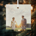 Neuverheiratete Fotos zum Hochzeitstag Ornament Aus Glas<br><div class="desc">"Just Married" Zinnschmuck für frisch gezapfte Weds. Klicken Sie auf "Anpassen",  um Elemente zu verschieben,  Schriftart,  Farbgröße und Position hinzuzufügen oder zu ändern.</div>