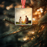 Neuverheiratetes Ornament mit Hochzeitstag<br><div class="desc">"Just Married" Zinnschmuck für frisch gezapfte Weds. Klicken Sie auf "Anpassen",  um Elemente zu verschieben,  Schriftart,  Farbgröße und Position hinzuzufügen oder zu ändern. Sie können auch das graue Datum unter dem Schauspiel als Schlagschatten für die Lesbarkeit entfernen.</div>