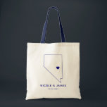 Nevada Wedding Welcome Bag Map Taschen, Navy Blue Tragetasche<br><div class="desc">Begrüßungsgeschenktasche mit Kartengrafik. Ihre Gäste werden in ihrem Hotel einchecken und diese Tasche mit den Leckereien,  die sie erwarten,  finden. Sie können das Herz mit der Funktion "Weiter anpassen" an den Ort Ihres großen Tages positionieren.</div>