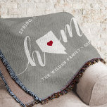Nevada Zuhause Staat Personalisiert Decke<br><div class="desc">Zeigen Sie Zuhause-Staatsstolz mit dieser niedlichen rustikalen grauen Werftdecke mit "Zuhause" in weißer Kalligrafie-Schrift, die mit einer Silhouette des Staat von Nevada stehend für den Buchstaben "O" zeigt. Eine rote Herzanzeige in der Staat-Karte vervollständigt das Design; Sie können die Herzposition in Ihrer Zuhause-Stadt ändern, indem Sie das Design-Tool öffnen und...</div>