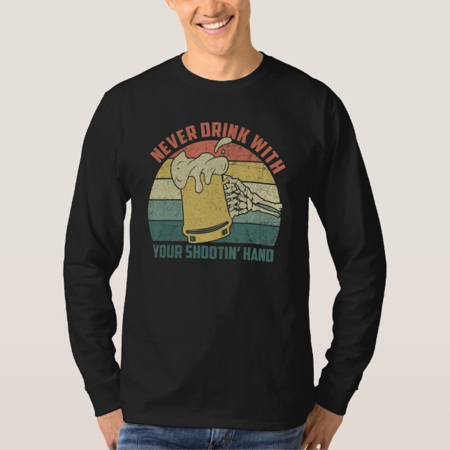 Never Drink With Your Shooting Hand Skeleton Funny T-Shirt (Vorderseite)