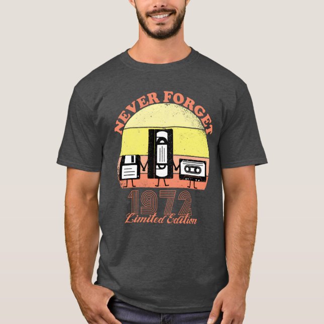 Never Forget 1972 Birthday Limited Edition Vin T-Shirt (Vorderseite)