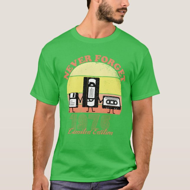 Never Forget 1976 Birthday Limited Edition Vin T-Shirt (Vorderseite)