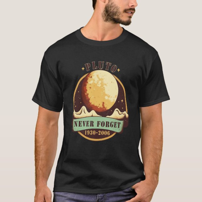 Never Forget Pluto Retro Style Space Science T-Shirt (Vorderseite)
