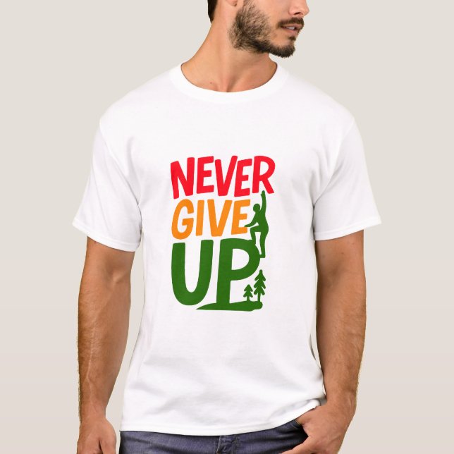 Never Give Up – Man Lifting Words Design T-Shirt (Vorderseite)