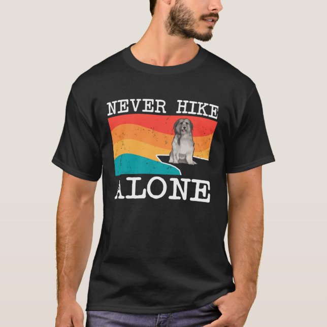 Never Hike Alone Pyrenean Shepherd Graphic Hiking T-Shirt (Vorderseite)