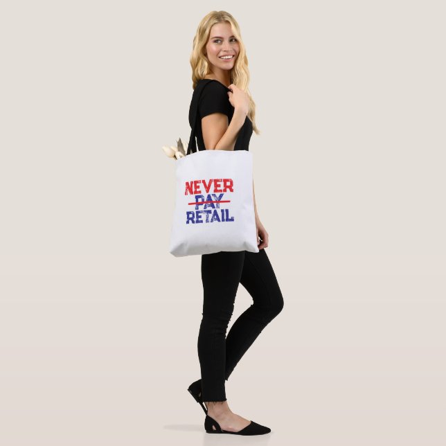 Never Pay Retail – Bold Shopper Statement Tee Tasche (Am Model)