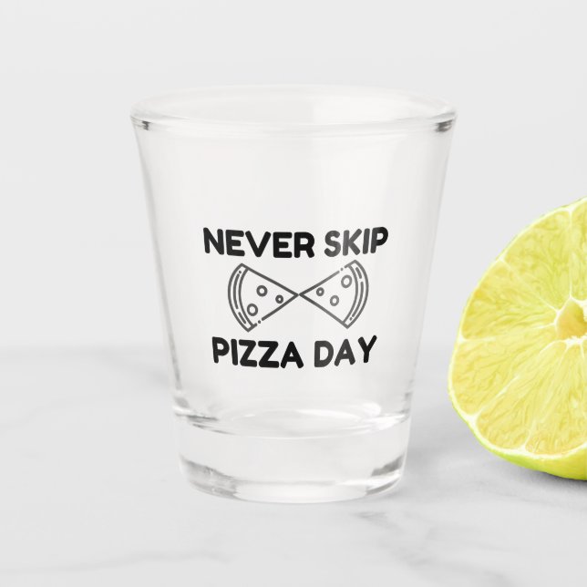 Never Skip Pizza Day Schnapsglas (Vorderseite)